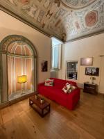 Część wypoczynkowa w obiekcie Palazzo Bianchi Bandinelli by FrancigenaApartments