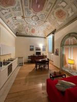 Kuchnia lub aneks kuchenny w obiekcie Palazzo Bianchi Bandinelli by FrancigenaApartments
