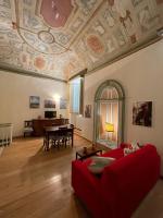 Część wypoczynkowa w obiekcie Palazzo Bianchi Bandinelli by FrancigenaApartments