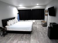 Capri Suites Anaheimにあるベッド