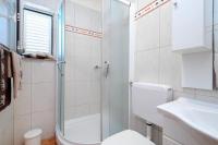 Kúpeľňa v ubytovaní Apartment Brodarica 15270b
