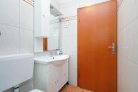 Kúpeľňa v ubytovaní Apartment Brodarica 15270b