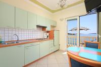 Kuchyňa alebo kuchynka v ubytovaní Apartment Brodarica 15270b