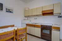 Kuchyňa alebo kuchynka v ubytovaní Apartments by the sea Nerezine, Losinj - 2519