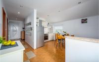 Kuchyňa alebo kuchynka v ubytovaní Awesome Apartment In Buje With Kitchen