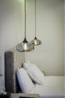 Posteľ alebo postele v izbe v ubytovaní Lush Sapphire apt steps from Acropolis & Plaka!