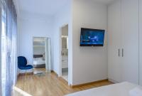 Televízia a/alebo spoločenská miestnosť v ubytovaní Lush Sapphire apt steps from Acropolis & Plaka!