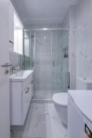 Kúpeľňa v ubytovaní Lush Sapphire apt steps from Acropolis & Plaka!