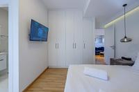 Posteľ alebo postele v izbe v ubytovaní Lush Sapphire apt steps from Acropolis & Plaka!