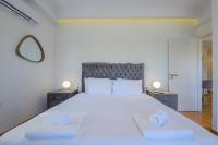 Posteľ alebo postele v izbe v ubytovaní Lush Sapphire apt steps from Acropolis & Plaka!
