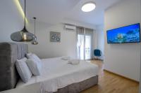 Posteľ alebo postele v izbe v ubytovaní Lush Sapphire apt steps from Acropolis & Plaka!