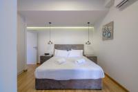 Posteľ alebo postele v izbe v ubytovaní Lush Sapphire apt steps from Acropolis & Plaka!