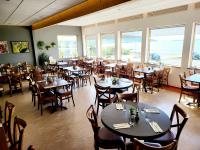 BrjánslækurにあるHótel Flókalundurのテーブルと椅子と窓のあるダイニングルーム