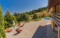 Bazén v ubytovaní 5 Bedroom Gorgeous Home In Vrbovsko alebo v jeho blízkosti
