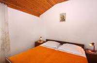 Een bed of bedden in een kamer bij Apartments with a parking space Jezera, Murter - 5093