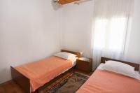 Een bed of bedden in een kamer bij Apartments with a parking space Jezera, Murter - 5093