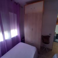 A bed or beds in a room at Apartamento cerca Playa Napoli II
