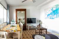 Televízia a/alebo spoločenská miestnosť v ubytovaní Sea & Wave Al Rolo Beach Apartment