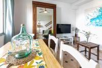 Televízia a/alebo spoločenská miestnosť v ubytovaní Sea & Wave Al Rolo Beach Apartment