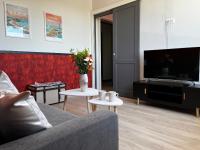 Televízia a/alebo spoločenská miestnosť v ubytovaní Lostendro, appartements vue port