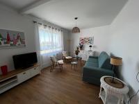 Televízia a/alebo spoločenská miestnosť v ubytovaní Lostendro, appartements vue port
