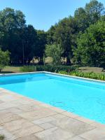 Basen w obiekcie Domaine de l'Orfraie lub w pobliżu