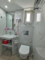 A bathroom at Alfa Studio