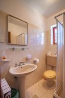 Kúpeľňa v ubytovaní Rooms with a parking space Cres - 2512