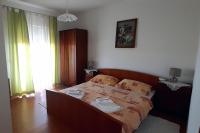 Postel nebo postele na pokoji v ubytování Apartments by the sea Kampor, Rab - 5056
