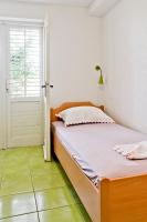 Posteľ alebo postele v izbe v ubytovaní Apartments by the sea Podgora, Makarska - 6788