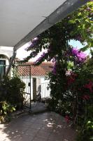 Vonkajšia záhrada v ubytovaní Apartments by the sea Podgora, Makarska - 6788