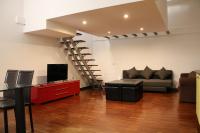 Televízia a/alebo spoločenská miestnosť v ubytovaní Cozy & large Loft FAMAGOSTA