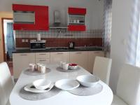 Kuchyňa alebo kuchynka v ubytovaní Apartments by the sea Pag - 6526