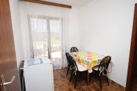 Kuchyňa alebo kuchynka v ubytovaní Apartments by the sea Pag - 6526