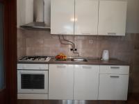 Kuchyňa alebo kuchynka v ubytovaní Apartments by the sea Pag - 6526