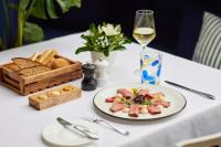 Jídlo v hotelu nebo okolí