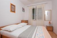 Posteľ alebo postele v izbe v ubytovaní Apartments with a parking space Tucepi, Makarska - 6856