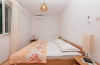 Posteľ alebo postele v izbe v ubytovaní Apartments with a parking space Tucepi, Makarska - 6856