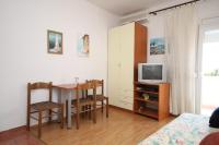 Televízia a/alebo spoločenská miestnosť v ubytovaní Apartments with a parking space Makarska - 6693