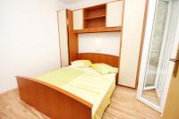 Posteľ alebo postele v izbe v ubytovaní Apartments by the sea Drvenik Donja vala, Makarska - 6701