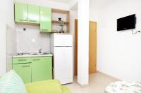 Kuchyňa alebo kuchynka v ubytovaní Apartments by the sea Drvenik Donja vala, Makarska - 6701