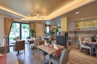 um restaurante com mesas e cadeiras em uma sala em Best Western Plus Hotel Füssen em Füssen