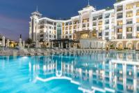 Un gran edificio con una piscina en frente. en Merit Royal Diamond Hotel &amp; SPA, en Kyrenia