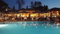 une grande piscine dans un restaurant la nuit dans l'établissement Il Pelagone Hotel & Golf Resort Toscana, à Gavorrano