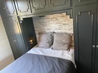 Łóżko lub łóżka w pokoju w obiekcie Maison familiale et cosy
