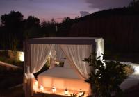 Nespecifikovaný výhled na hory nebo výhled na hory při pohledu z luxury tent