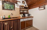 Kuchyňa alebo kuchynka v ubytovaní 2 Bedroom Beautiful Home In Cavle