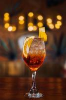 蒙塔尼塔Hotel Kundalini的桌子上放着橙色片的玻璃杯