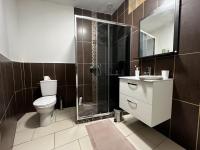 a bathroom with a toilet and a shower and a sink at LES PIEDS DANS L’EAU - MORET CENTRE in Moret-sur-Loing