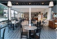 Un restaurante con mesas y sillas en una sala. en Hotel Danini, en Teziutlán